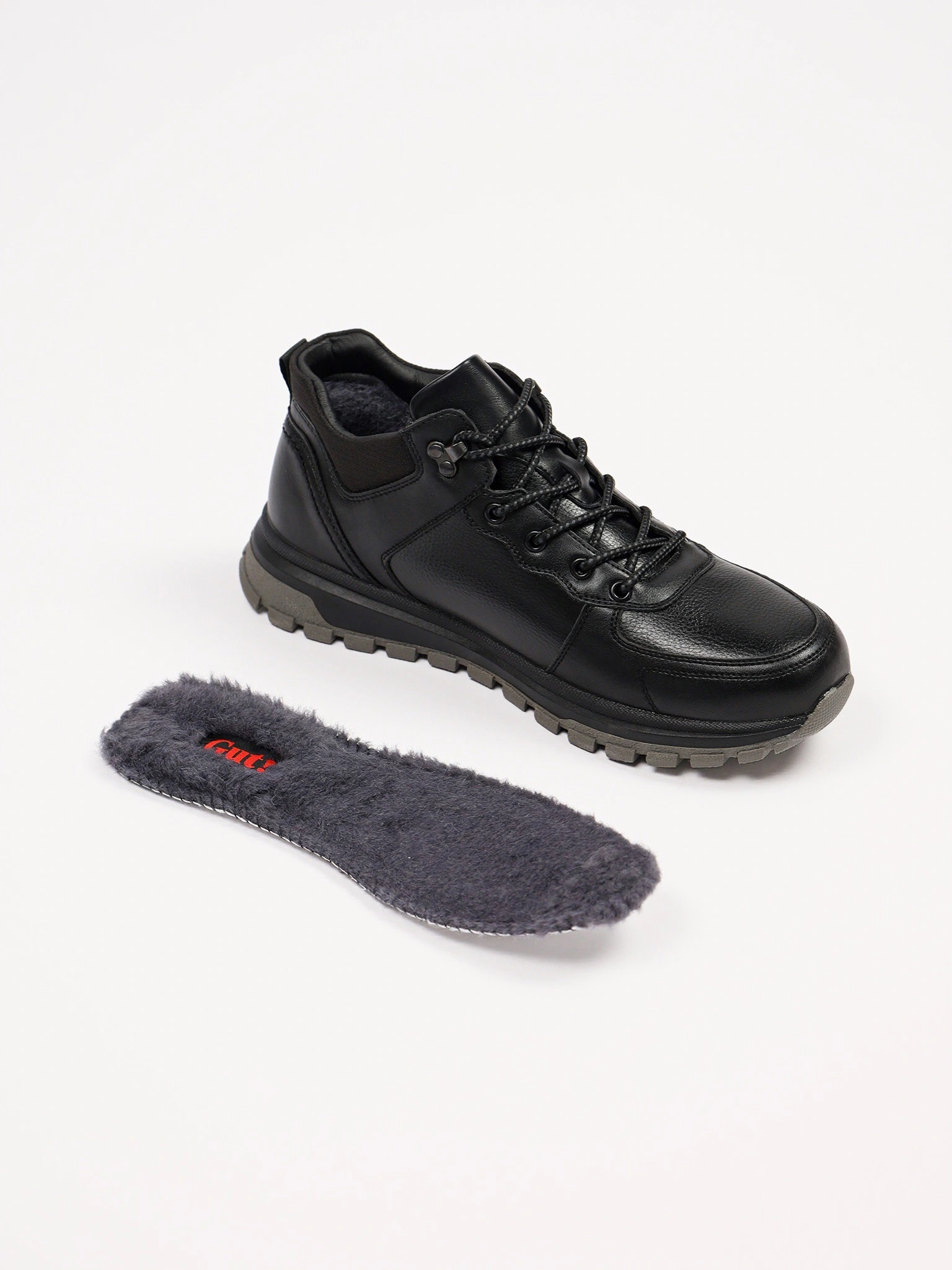 Ботинки черного цвета на низкой рельефной подошве